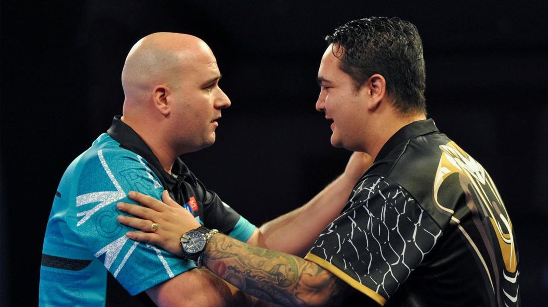 Een hartelijk onderonsje tussen Rob Cross en Jeffrey de Zwaan.
