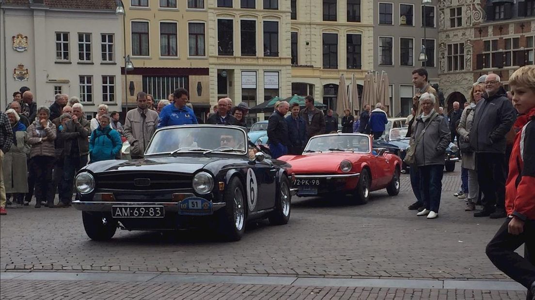 Klassieke auto's trekken veel bekijks in Deventer