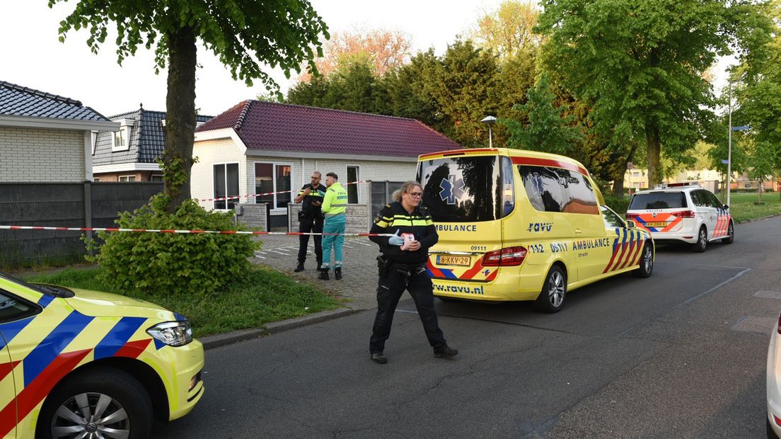 Agenten gisteravond bij het woonwagenkamp.