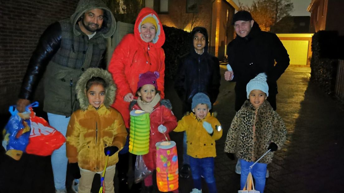 Kinderen met lampionnen in de Utrechtse wijk Terwijde