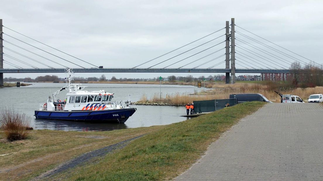 De politie heeft een lichaam gevonden in de IJssel bij Kampen