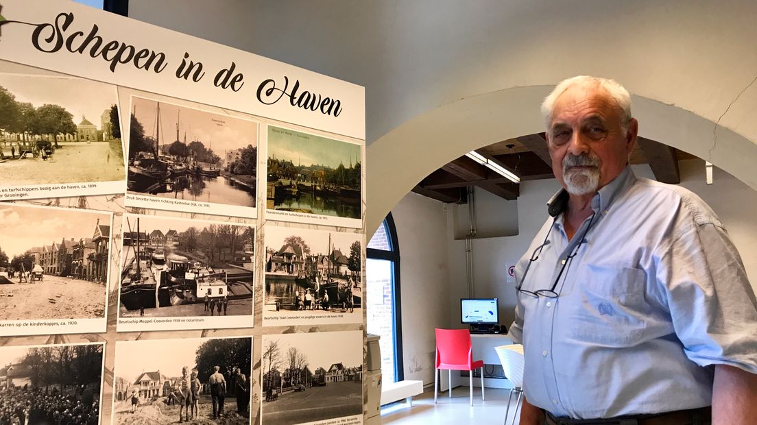 Historicus Gerrit Kleis bij een deel van de foto's van Coevorden in het Stedelijk Museum
(Rechten: Steven Stegen / RTV Drenthe)