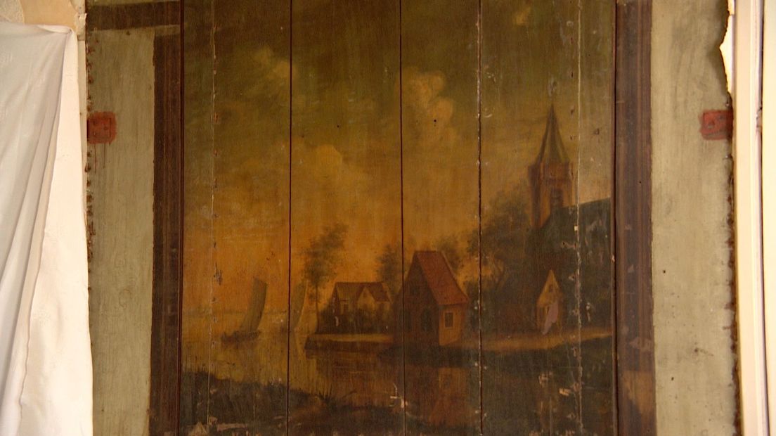 Dit schilderij zat honderd jaar verborgen onder behang in Kortgene - Omroep Zeeland