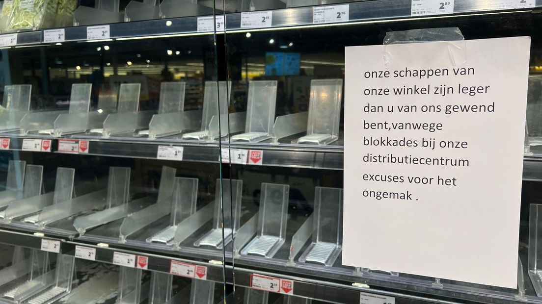 Jumbo in Leeuwarden stelt klanten op de hoogte van lege schappen.
