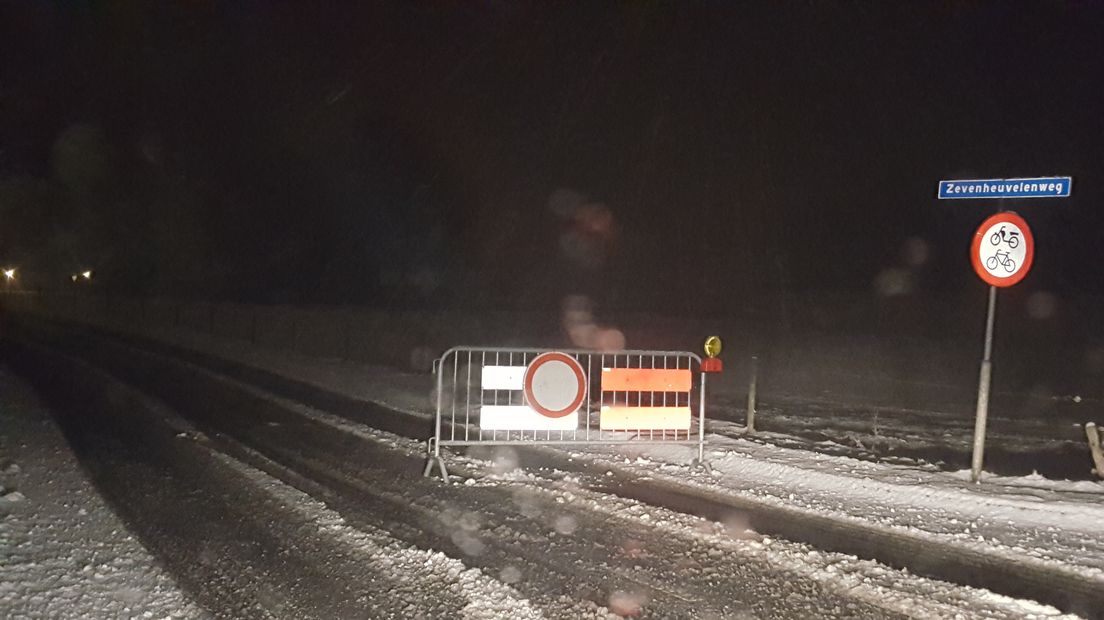 Er ligt zoveel sneeuw op de Zevenheuvelenweg tussen Berg en Dal en Groesbeek, dat de weg is afgesloten voor het verkeer. Verschillende auto's zijn er zaterdagavond gestrand. Boeren moesten de auto's met de tractor lostrekken.