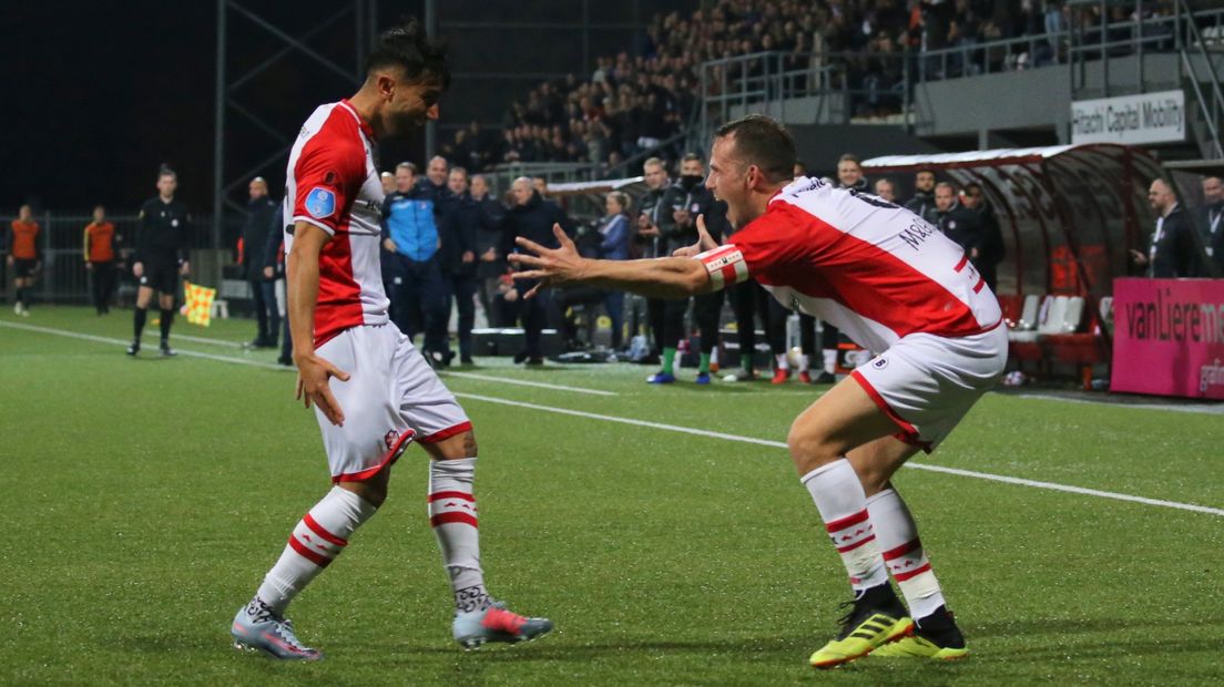 Caner Cavlan viert zijn goal met de man van de assist, Anco Jansen (Rechten: Gerrit Rijkens)