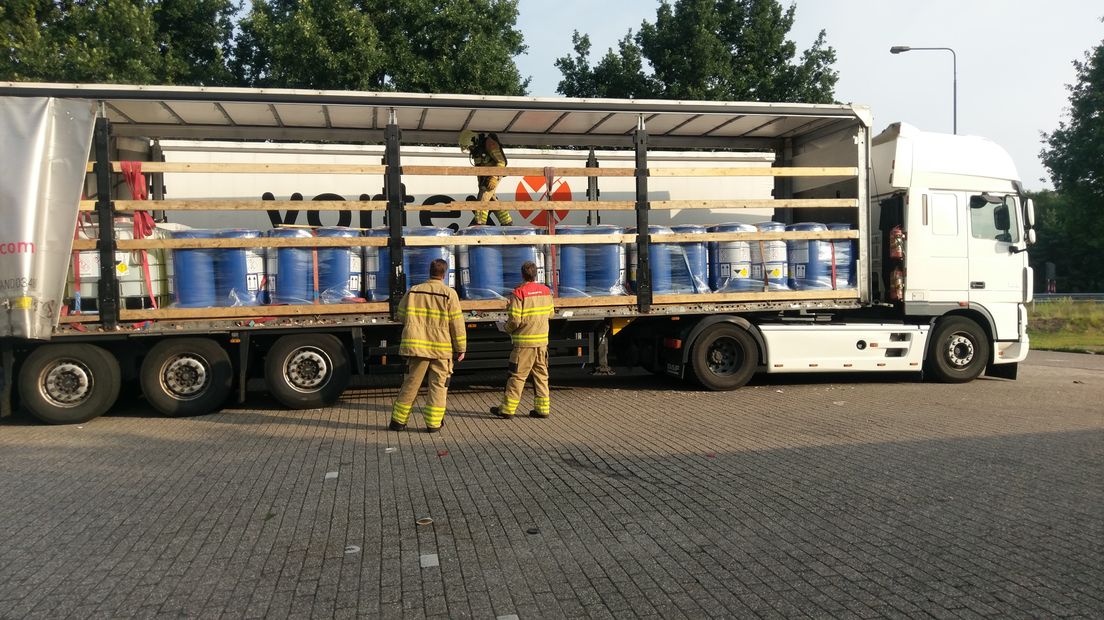 Een vrachtwagen geladen met chemicaliën heeft vrijdagavond korte tijd voor onrust gezorgd op de parkeerplaats van tankstation De Schaar aan de A12 bij Arnhem.