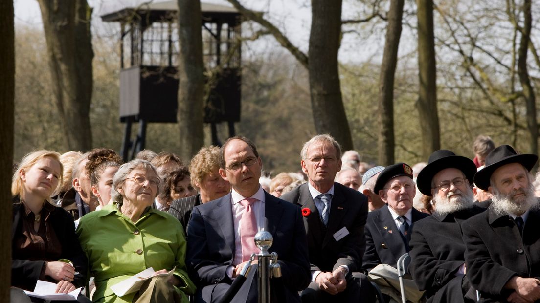 Selma Wijnberg (in de groene jas) tijdens de Westerbork-herdenking in 2010 (Rechten: Marcel Antonisse/ANP)