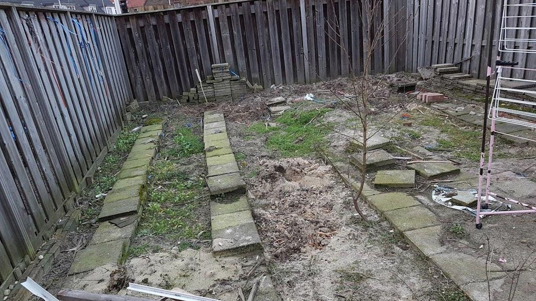 De tuin heeft een authentieke, rauwe uitstraling