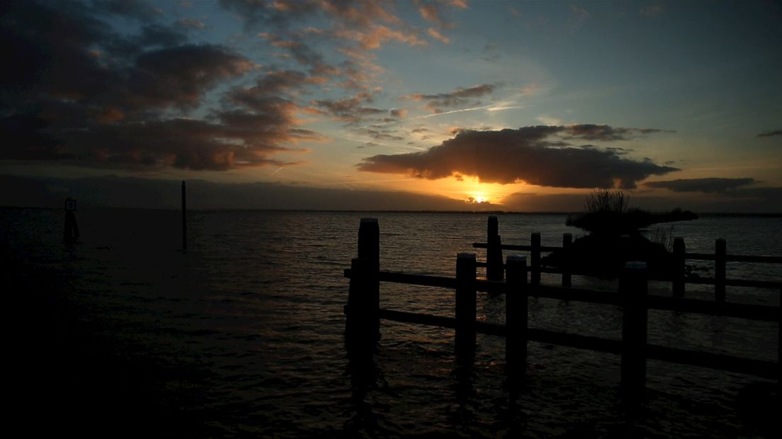 De zonsondergang vanaf de pier