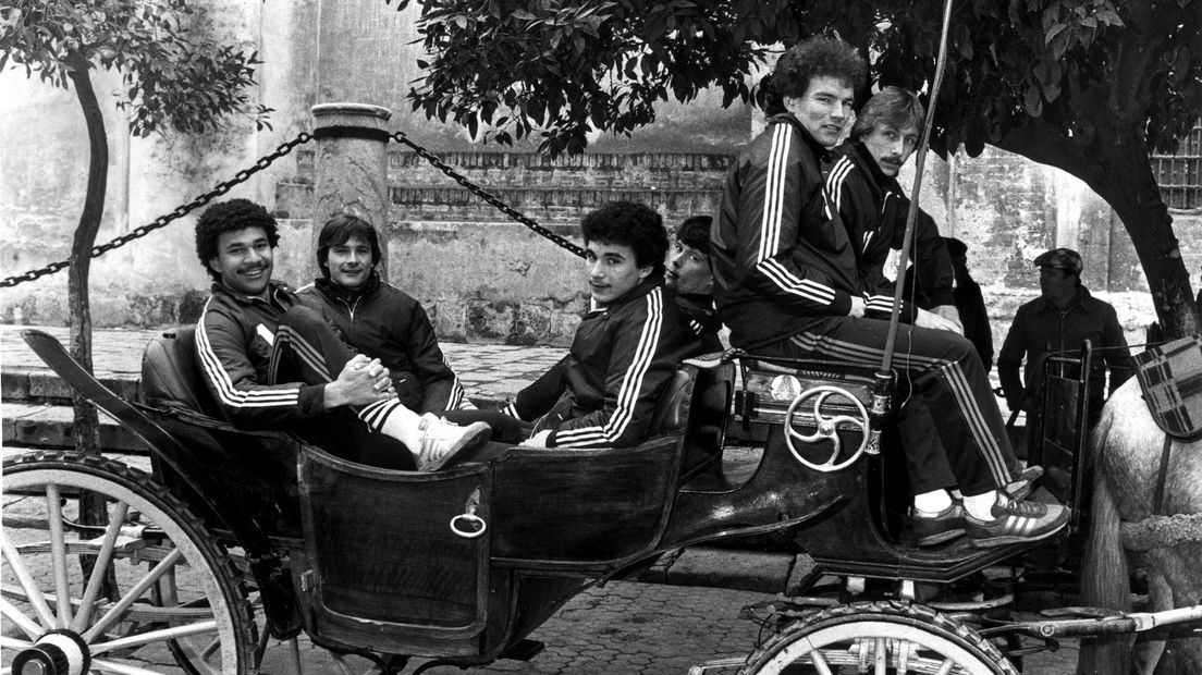 Jurrie Koolhof (23 jaar, rechts) voor de EK-kwalificatiewedstrijd tegen Spanje op 15 feb. 1983.
