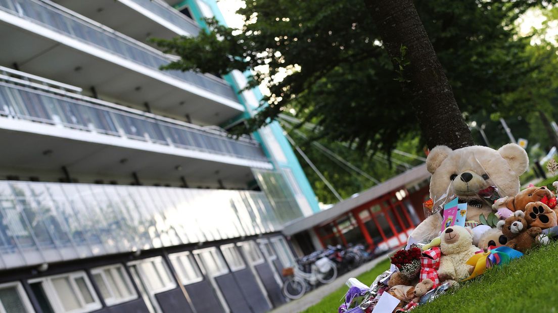 Bloemen en knuffels lagen op de plek onderaan de flat waar Sharleyne werd gevonden (Rechten: ANP)