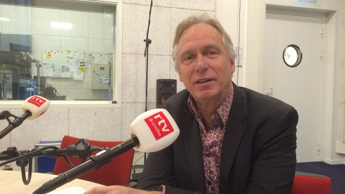 Schrijver Lukas Koops in Cassata bij Radio Drenthe