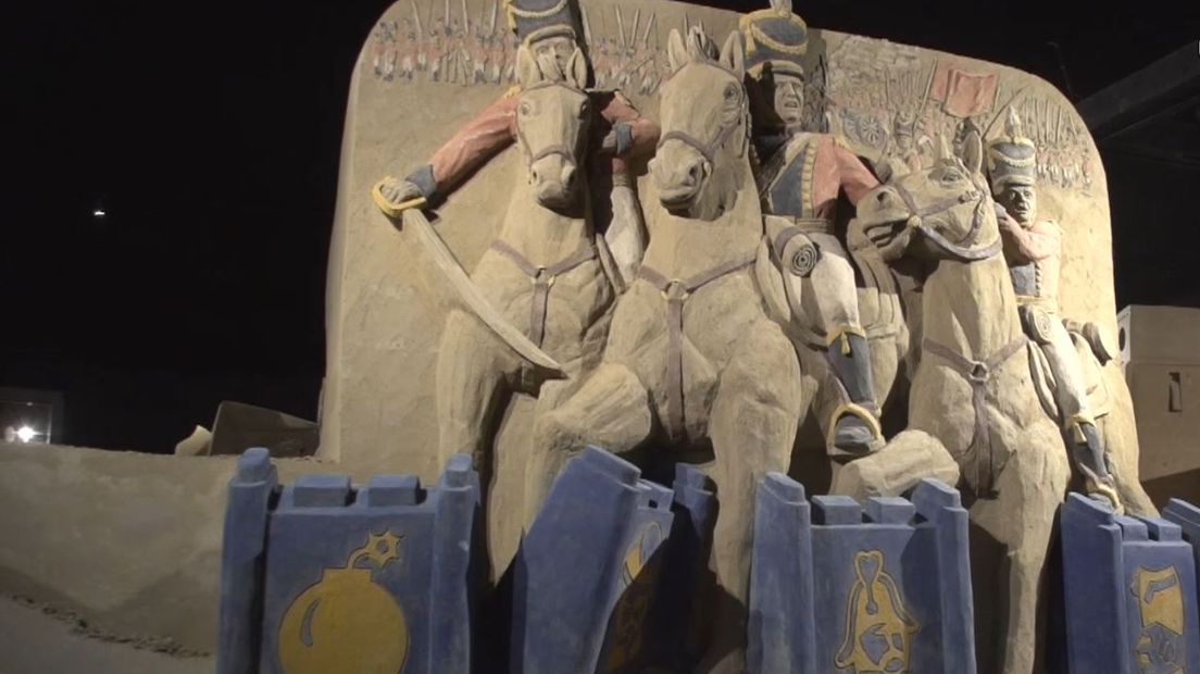 Beeldhouwers leggen laatste hand aan zandsculpturen - Omroep Gelderland