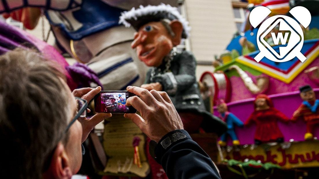 Een toeschouwer maakt een foto van een carnavalsoptocht I