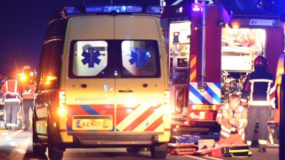 Hulpdiensten ter plaatste op de Mondenweg in Valthermond