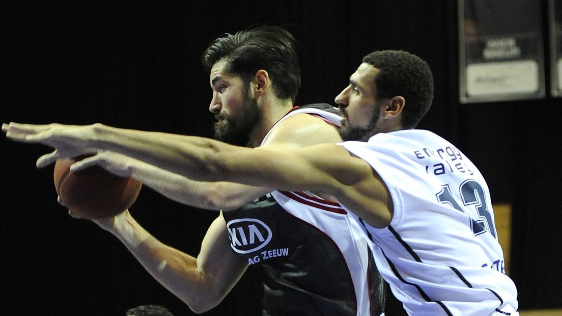 Steijn (l) in actie tegen Donar