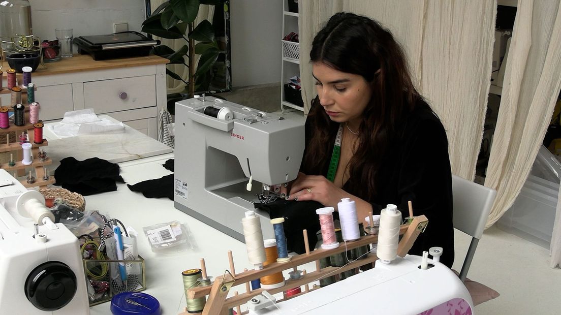 Yasmina in haar atelier