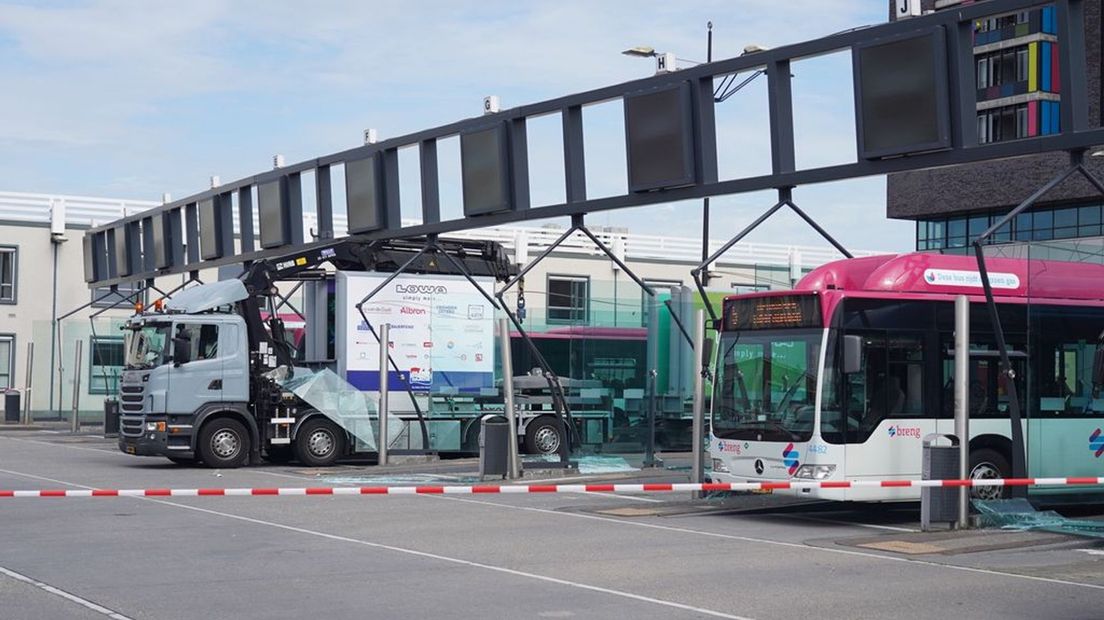 De schade aan het busstation is groot.