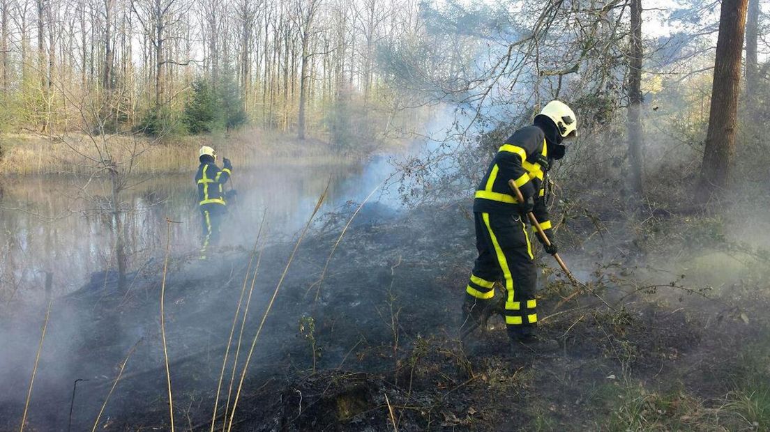 Brandweer blust brand in Burchtbos bij Kuinre