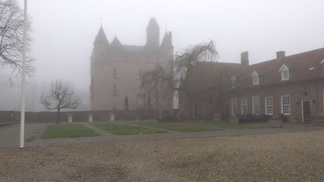 Aanzicht van Kasteel Doornenburg in de mist.