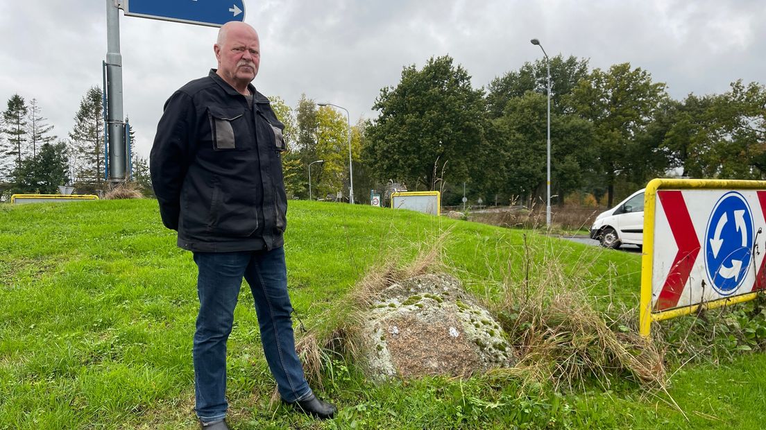 Cor Gjaltema bij de steen waar de plaquette op zat