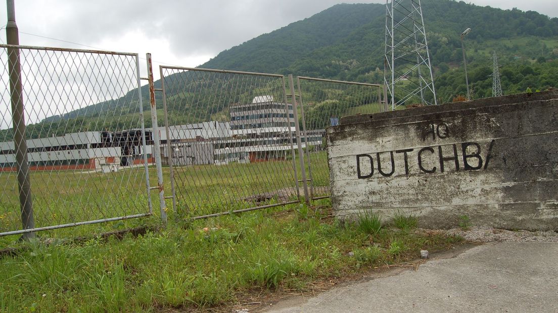 De entree van de legerbasis waar Dutchbat zat in 1995 in Potocari (Rechten: Andries Ophof)