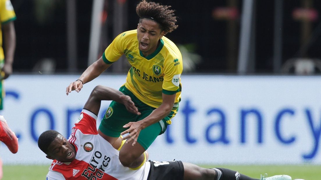 Tyrese Asante in duel met Feyenoord