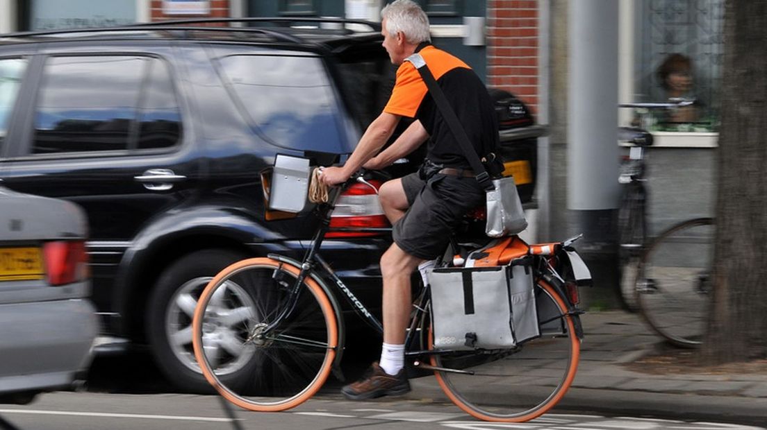 Een postbezorger in korte broek