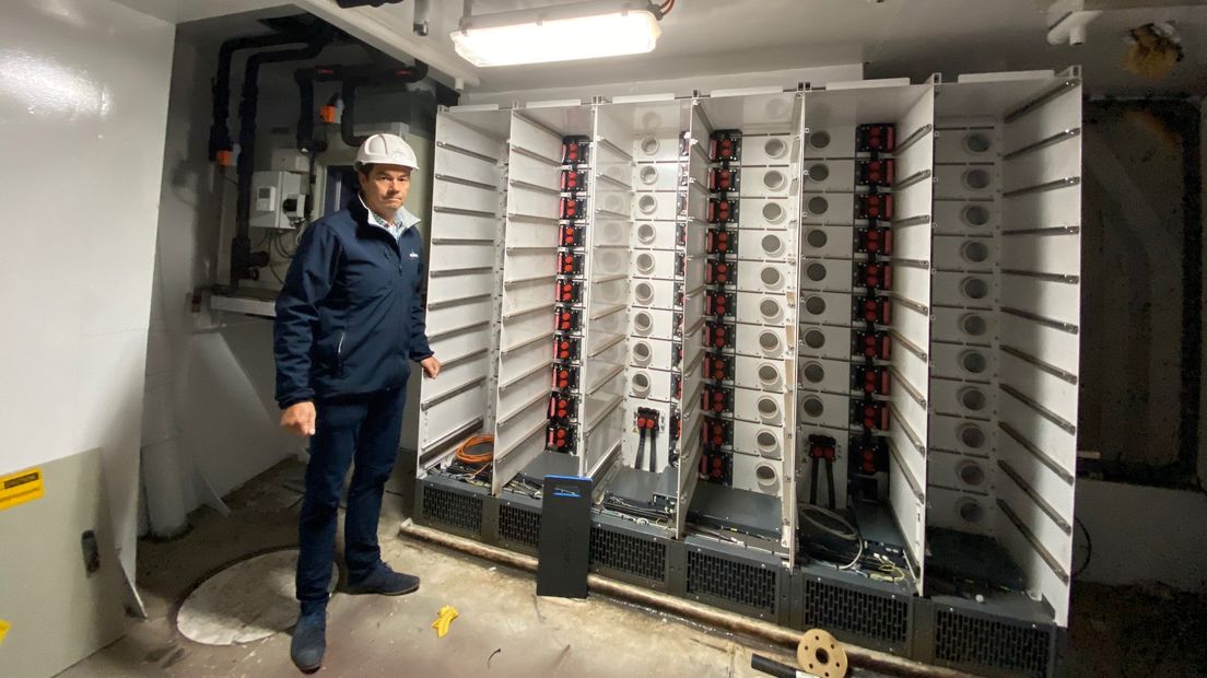 Manager business development Martijn Beunk van Royal Bodewes bij de rekken voor het grote batterijpakket van de Aasfjell