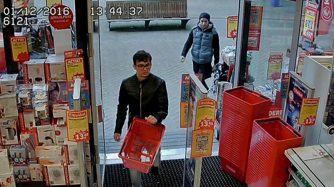 Twee mannen stelen babyvoeding in Hengelo