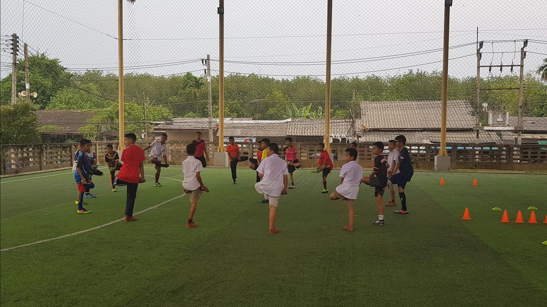 De Thaise kinderen tijdens een voetbaltraining van Peter van Meerten.