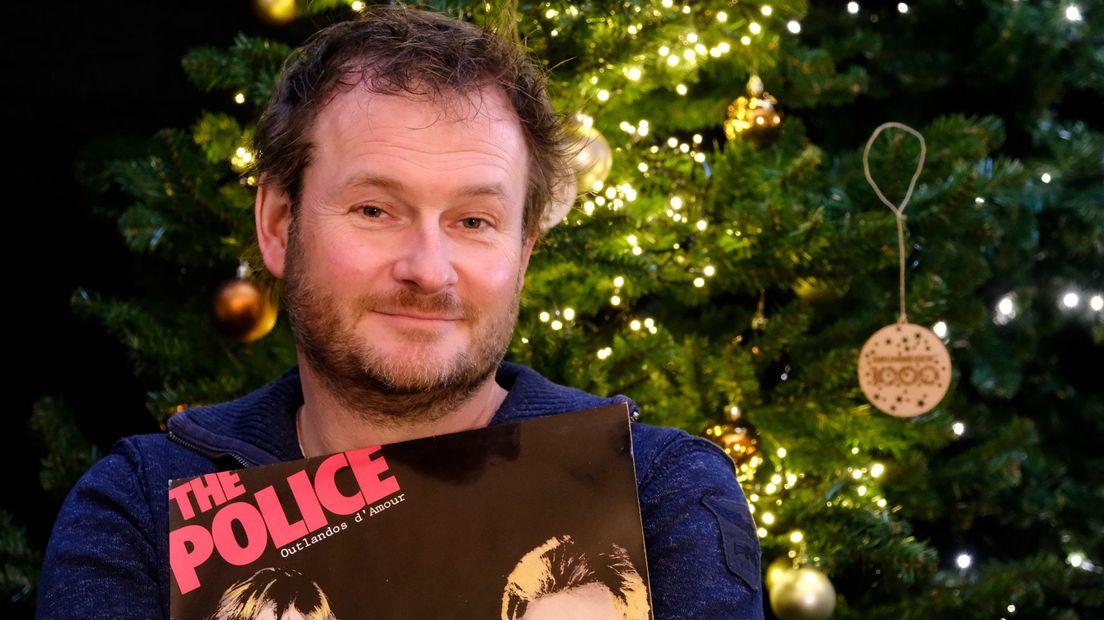RTV Noord-radiopresentator Karel Oosterhuis met een plaat van The Police