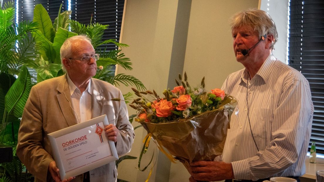 Frans Leermakers (links) krijgt de felicitaties van Harm de Boer, voorzitter van de HFC ADO Den Haag