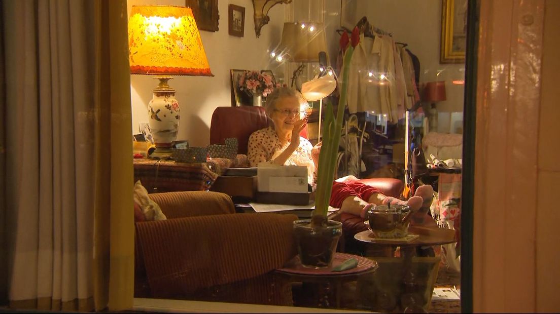 Oma Fransje geniet met volle teugen van de fakkeltocht