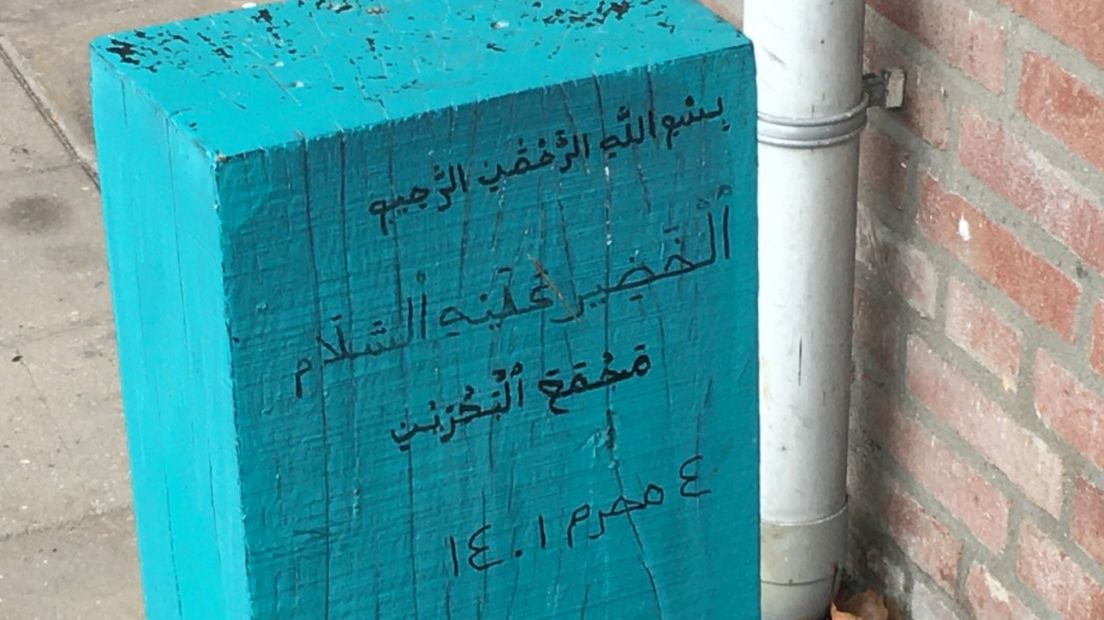 Paaltje met Arabische tekst bij het huis van de verdachte