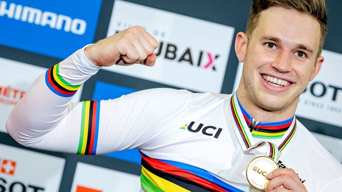 Harrie Lavreysen toont trots zijn gouden medaille.