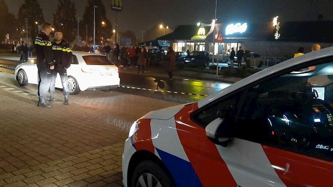 Auto rijdt op mensen in bij McDonald's in Almelo