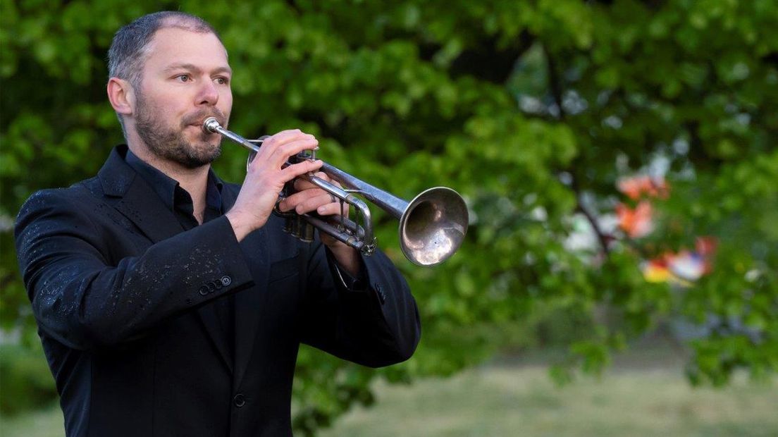 De trompettist tijdens dodenherdenking bij het Homomonument in Den Haag