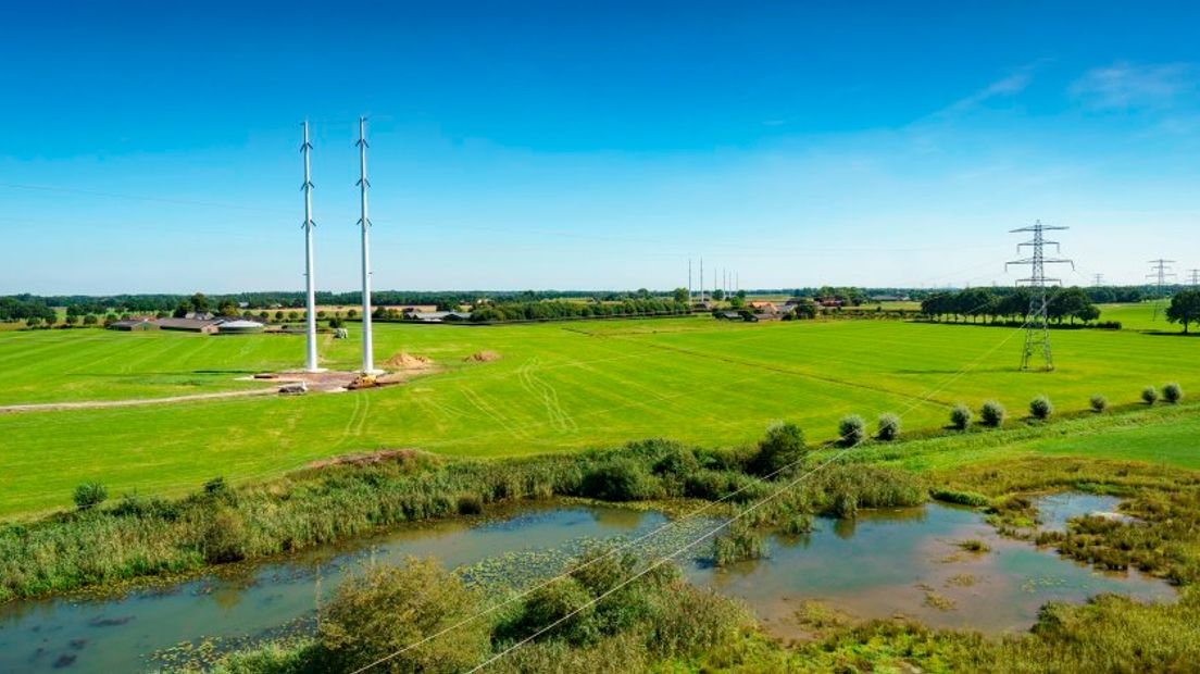 TenneT bouwt een nieuwe 380 kV-hoogspanningsverbinding van Doetinchem naar het Duitse Wesel: de vierde hoogspanningsverbinding tussen Nederland en Duitsland. Er wordt een nieuwe type mast geplaatst: de Wintrackmast. De masten staan er inmiddels allemaal en dat geeft de Achterhoek een heel ander gezicht.