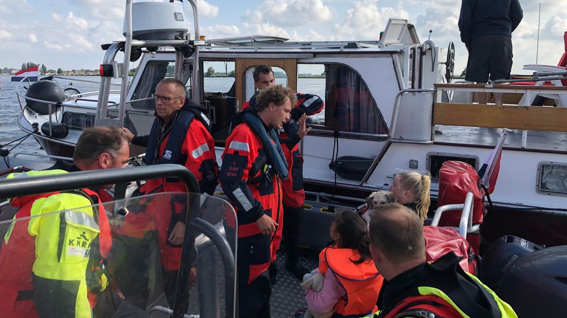 Twee opvarenden van de boot met brand op het Eemmeer raakten lichtgewond