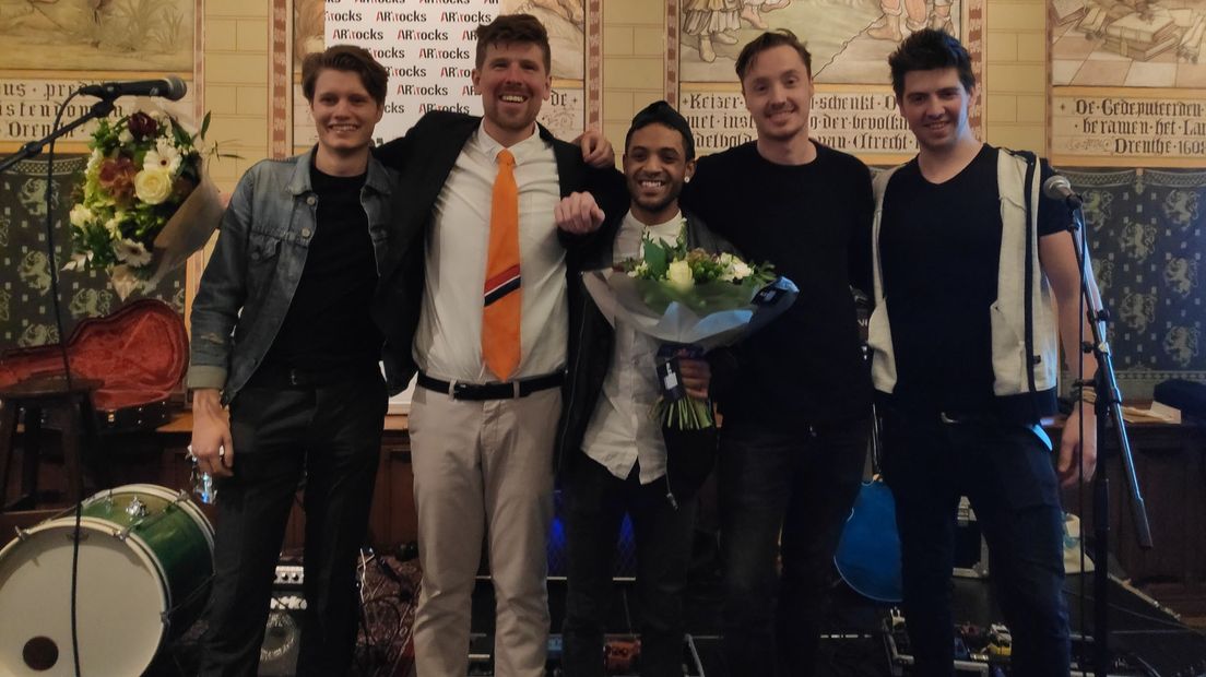 Colin Mooijman (oranje stropdas) met zijn bandleden