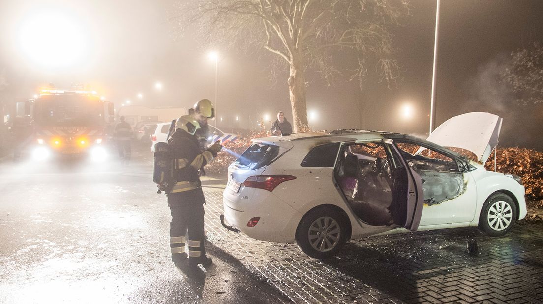 Een Duitse auto op de Rooseveltlaan in Kanaleneiland is uitgebrand