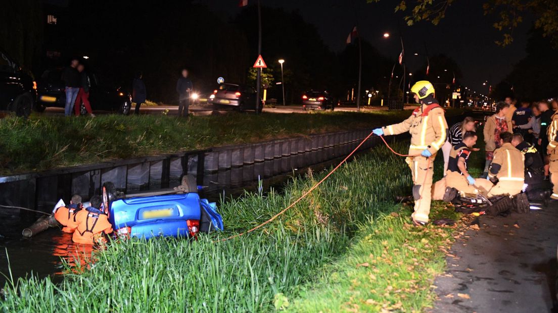 Een auto belandt donderdagavond in het water.