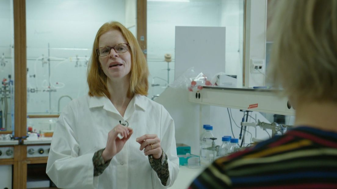 Scheikundige Marleen Kamperman van de RUG in haar laboratorium