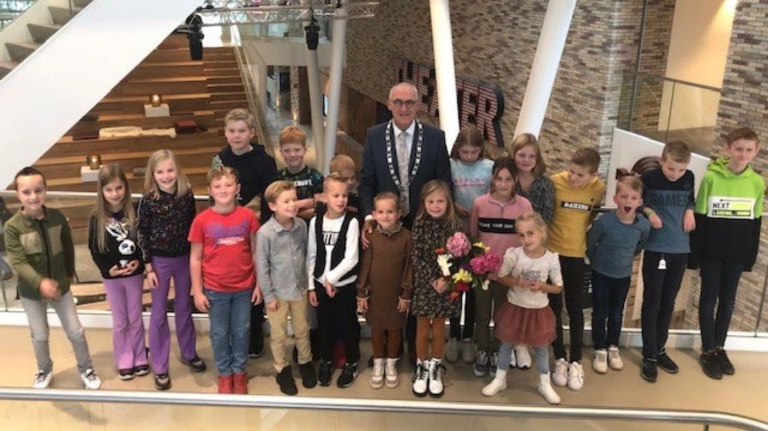 Kinderen van de Dorpsschool uit Meeden met burgemeester Hoogendoorn