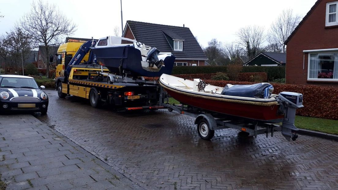 Een boot wordt meegenomen na de inval (Rechten: Politie Noord-Drenthe)