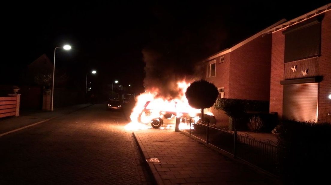 De auto stond nog op de oprit toen hij in brand vloog
