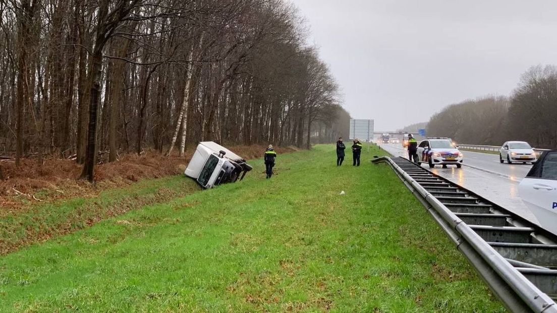 Volgens een videocorrespondent werd het busje van de weg geblazen.