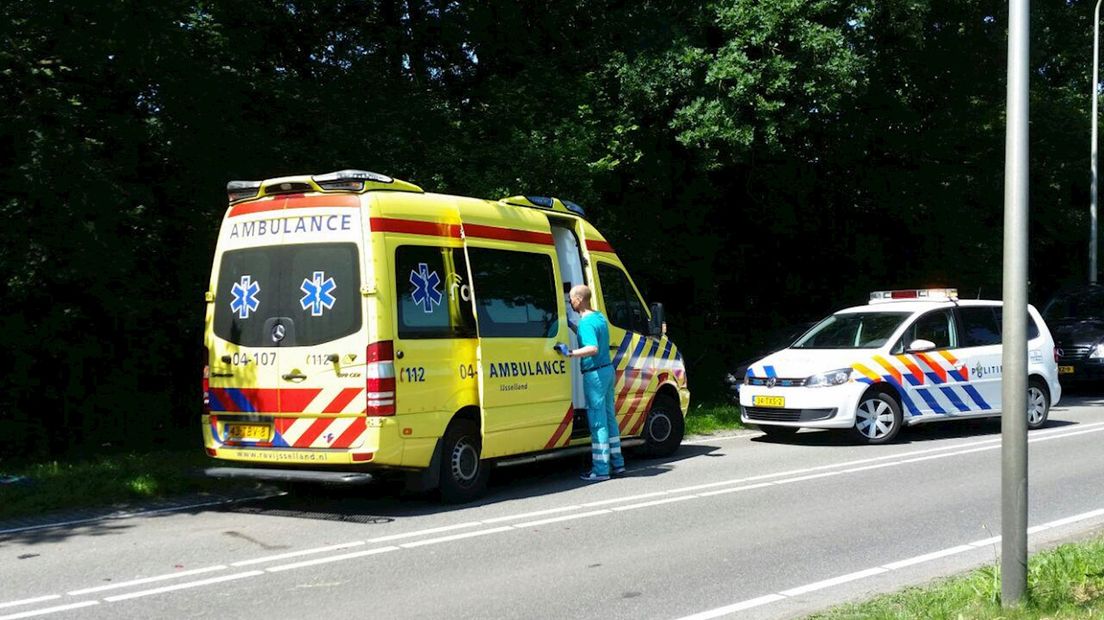 Ambulancepersoneel behandelt gewonde ter plaatse